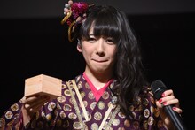 お酒を飲んで渋い顔をする真山りか。