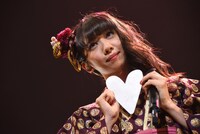 ハート型の紙飛行機を持つ真山りか。