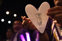 当たりのハート型の紙飛行機。