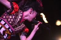 熱唱する真山りか。