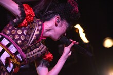 熱唱する真山りか。