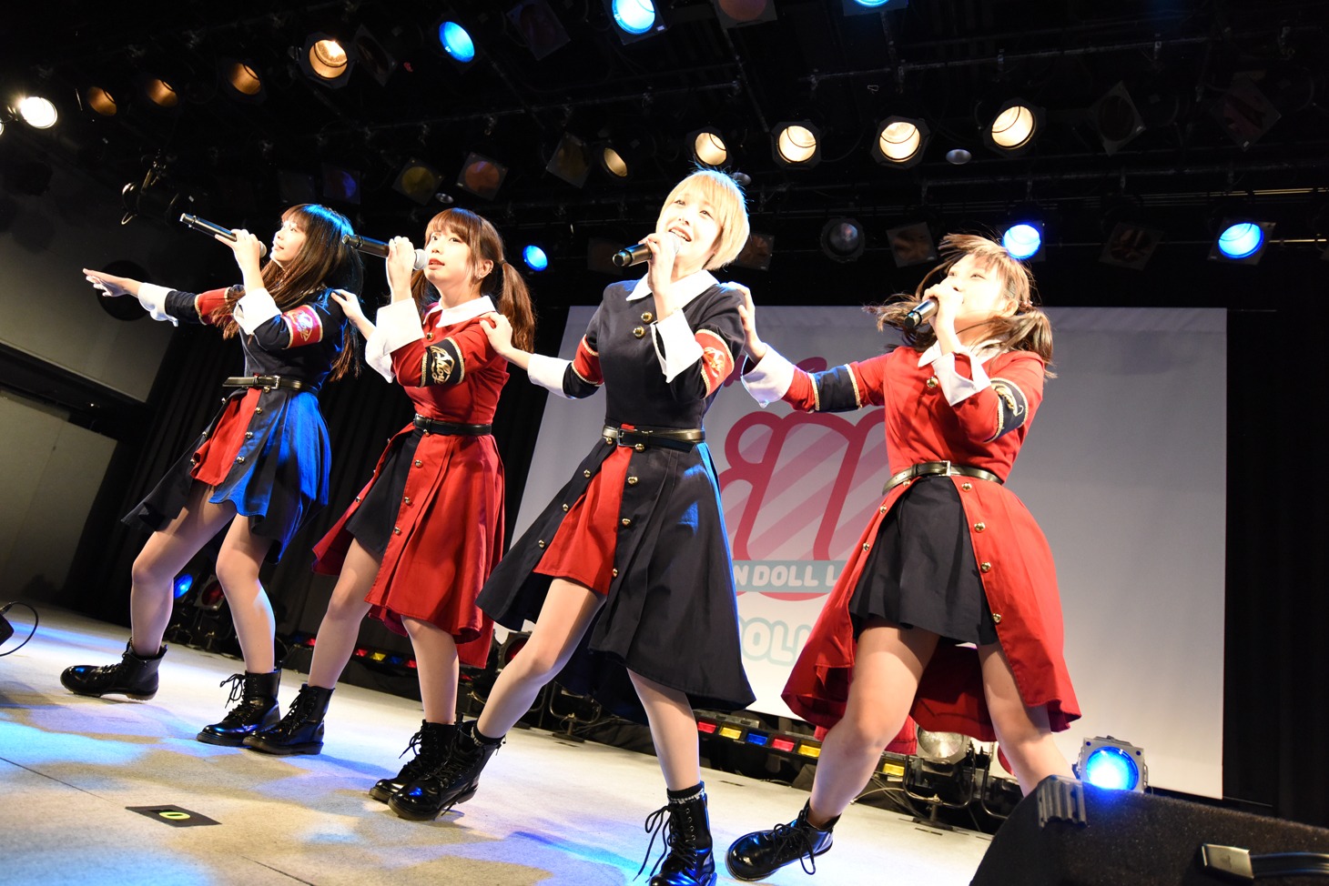 Alloyによるライブの様子。