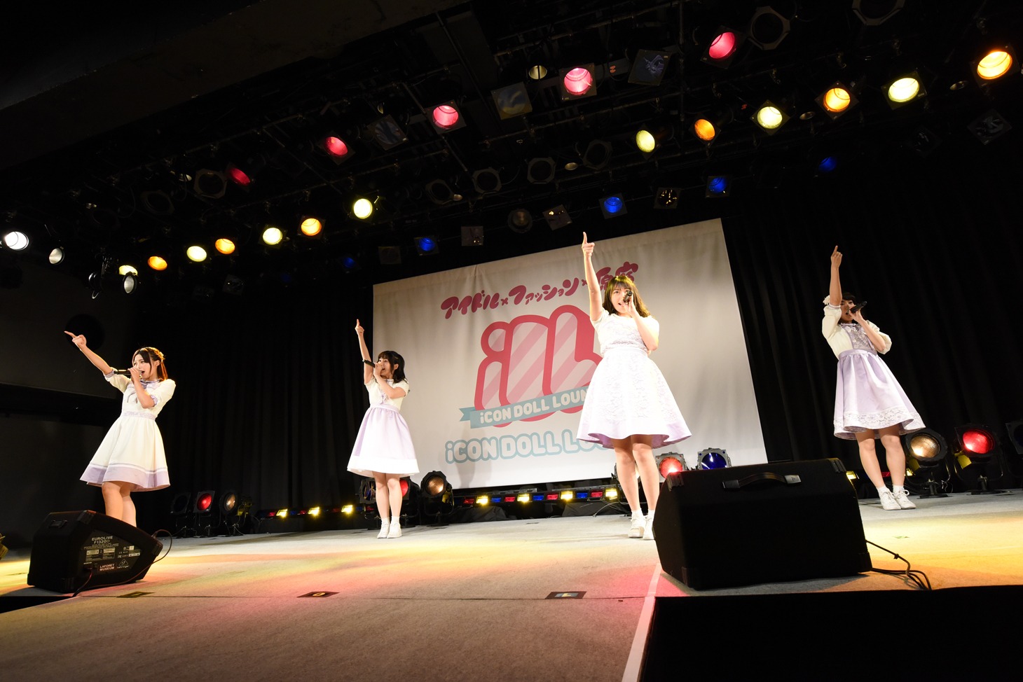 ミライスカートによるライブの様子。