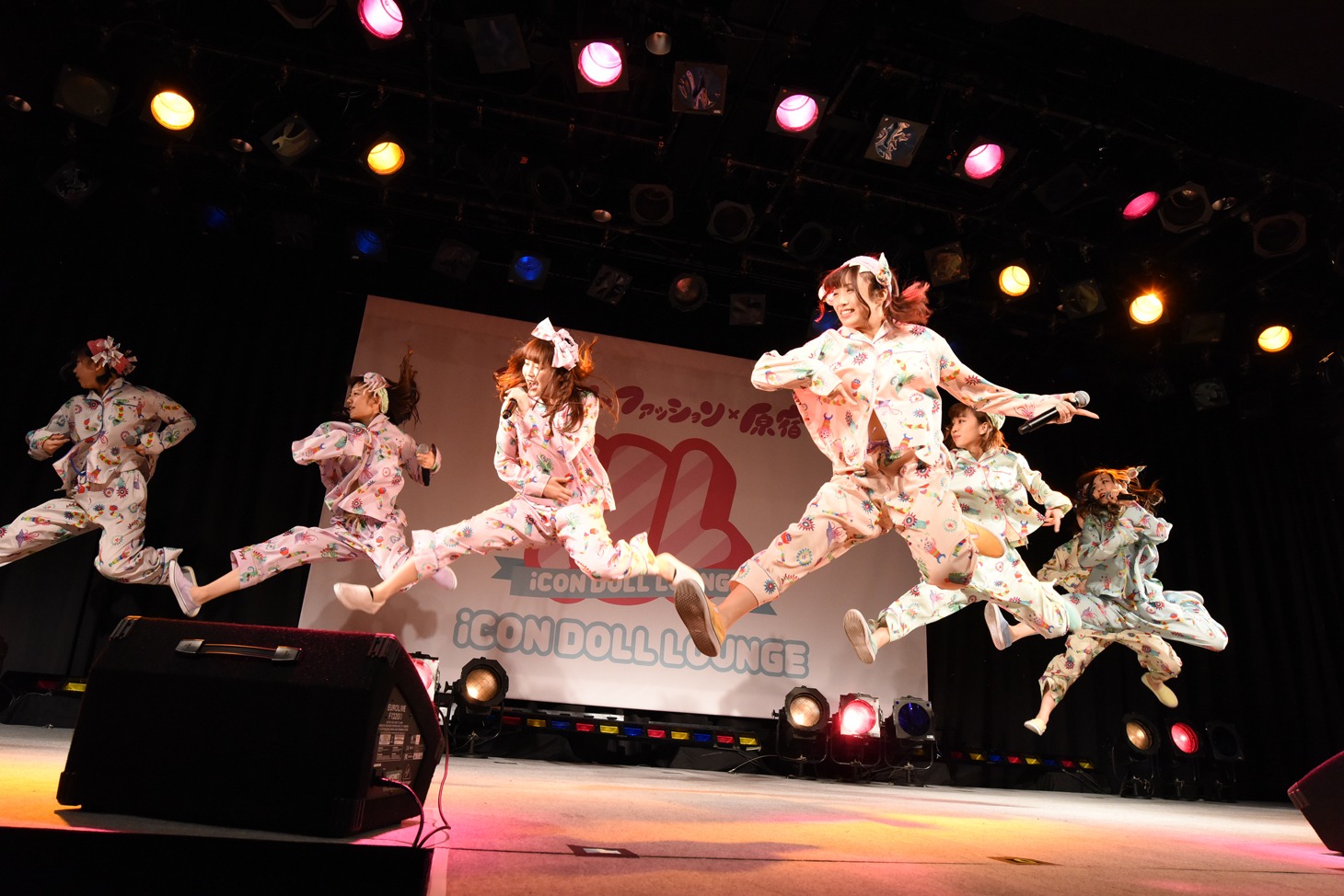 Cheeky Paradeによるライブの様子。