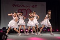 いちごみるく色に染まりたい。によるライブの様子。