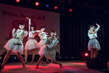 Party Rockets GTによるライブの様子。