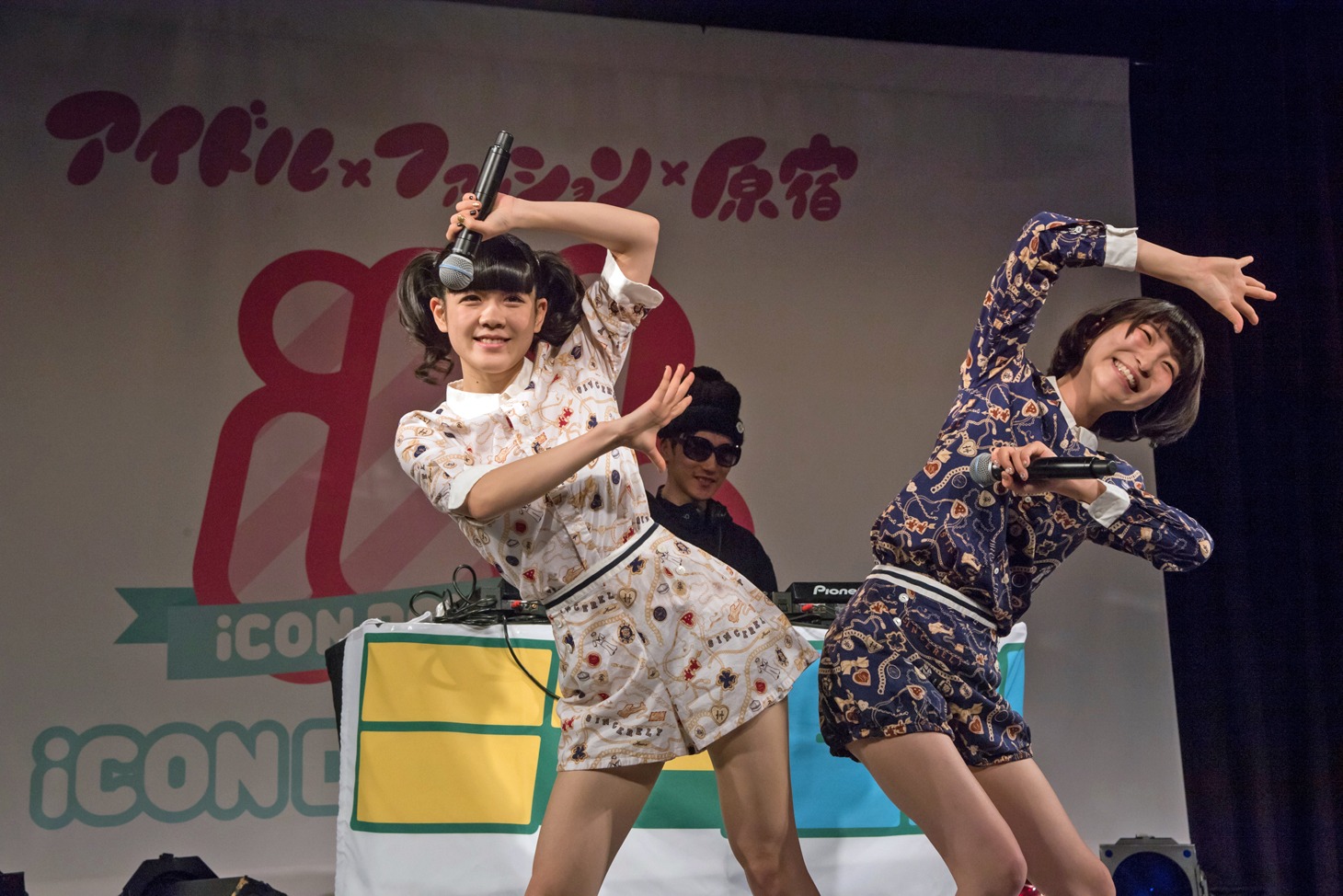 ニァピンによるライブの様子。