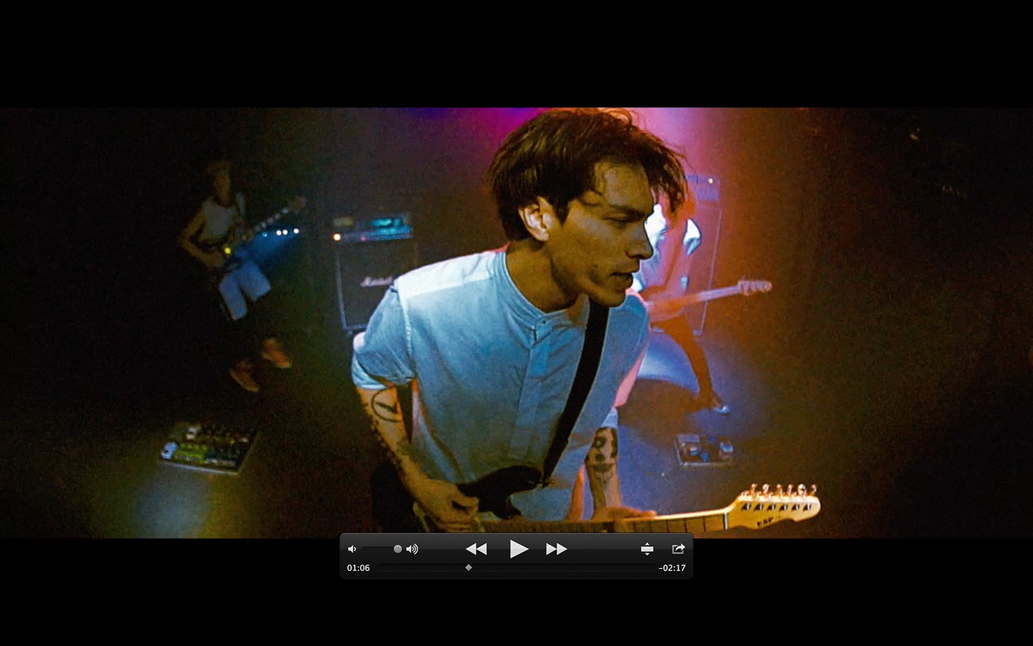 wrong city「Dark Is Out」ミュージックビデオのワンシーン。