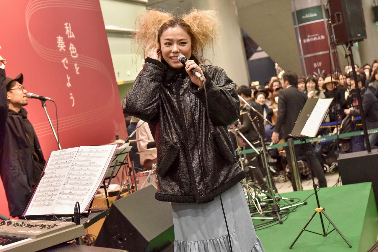 Charaが渋谷で“スペシャルな”Xmasフリーライブ、新曲を初披露