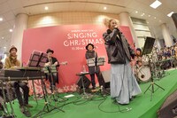 Charaのフリーライブの様子。（撮影：古溪一道）