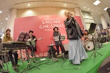 Charaのフリーライブの様子。（撮影：古溪一道）