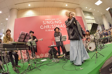 Charaのフリーライブの様子。（撮影：古溪一道）