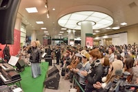 Charaのフリーライブの様子。（撮影：古溪一道）