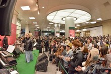 Charaのフリーライブの様子。（撮影：古溪一道）