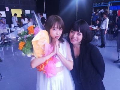 高橋愛とKwangによる撮影終了後のオフショット。