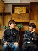 左から荒木哲郎、澤野弘之。