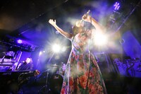 12月18日に行われた「オーロラと彗星による音楽的天体観測」での音沙汰のライブの様子。（撮影：木村泰之）