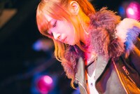 SAKI（Vo）（撮影：木場ヨシヒト）