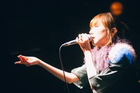 SAKI（Vo）（撮影：木場ヨシヒト）