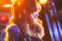 SAKI（Vo）（撮影：木場ヨシヒト）