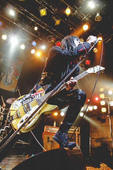 BeeBee（Vo, G）（撮影：鈴木友莉）