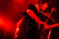 稲村太佑（Vo, G, Violin）（撮影：西槇太一）