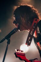 稲村太佑（Vo, G, Violin）（撮影：西槇太一）