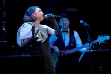 11月に開催されたワンマンライブ「野宮真貴、渋谷系を歌う -2016-。“男と女”」の様子。（Photo by Hajime Kamiiisaka）