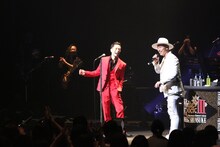 左から清木場俊介、AK-69。