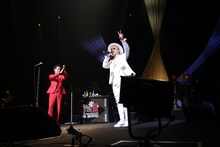 左から清木場俊介、AK-69。