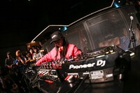 DJテンテンコ（写真提供：ポニーキャニオン）