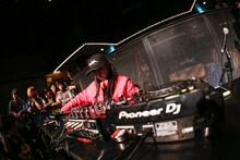 DJテンテンコ（写真提供：ポニーキャニオン）