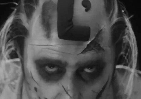 L'Arc-en-Ciel「Don’t be Afraid CM ラル代官様」のワンシーン。