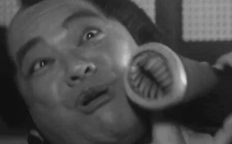 L'Arc-en-Ciel「Don’t be Afraid CM ラル代官様」のワンシーン。