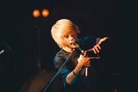 竹縄航太（Vo, G, Piano）（撮影：山川哲矢）