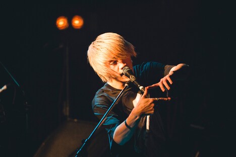 竹縄航太（Vo, G, Piano）（撮影：山川哲矢）