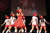 辻本杏による「さくらんぼ」替え歌披露の様子。（撮影：佐賀章広）