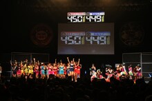 「恵比寿★マスカッツ喧嘩上等ライブ ～VS仮面女子 8100円を払うのどっちだ!?このバカタレが！ in Zeppダイバーシティ東京～」の様子。（撮影：佐賀章広）