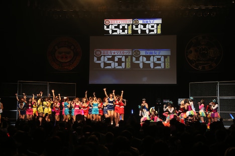 「恵比寿★マスカッツ喧嘩上等ライブ ～VS仮面女子 8100円を払うのどっちだ!?このバカタレが！ in Zeppダイバーシティ東京～」の様子。（撮影：佐賀章広）