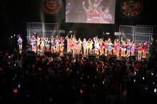 「恵比寿★マスカッツ喧嘩上等ライブ ～VS仮面女子 8100円を払うのどっちだ!?このバカタレが！ in Zeppダイバーシティ東京～」の様子。（撮影：佐賀章広）