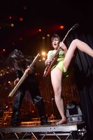 左から舐める派JAPAN（Key）、中尊寺まい（Vo, G）。（撮影：野田雅之）