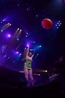 飛んできた風船をトスする中尊寺まい（Vo, G）。（撮影：野田雅之）