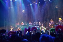 ベッド・イン「祝！“RICH”発射記念ツアー ～そこのけ そこのけ バブルが通る～」東京・赤坂BLITZ公演の様子。（撮影：野田雅之）