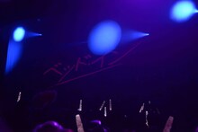 ベッド・イン「祝！“RICH”発射記念ツアー ～そこのけ そこのけ バブルが通る～」東京・赤坂BLITZ公演の様子。（撮影：野田雅之）