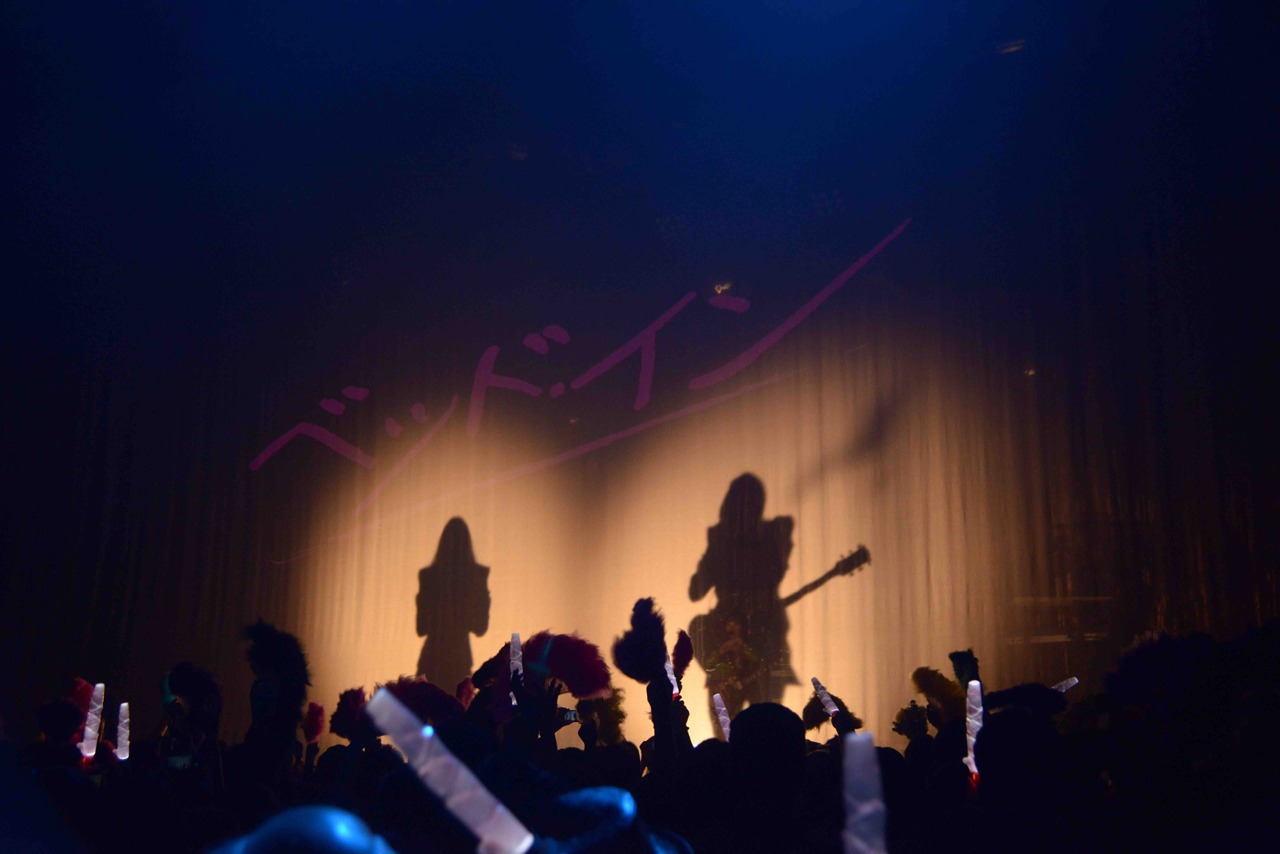 ベッド・イン「祝！“RICH”発射記念ツアー ～そこのけ そこのけ バブルが通る～」東京・赤坂BLITZ公演の様子。（撮影：野田雅之）