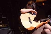 涙を浮かべる中尊寺まい（Vo, G）。（撮影：野田雅之）