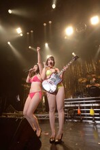 ベッド・イン（撮影：野田雅之）