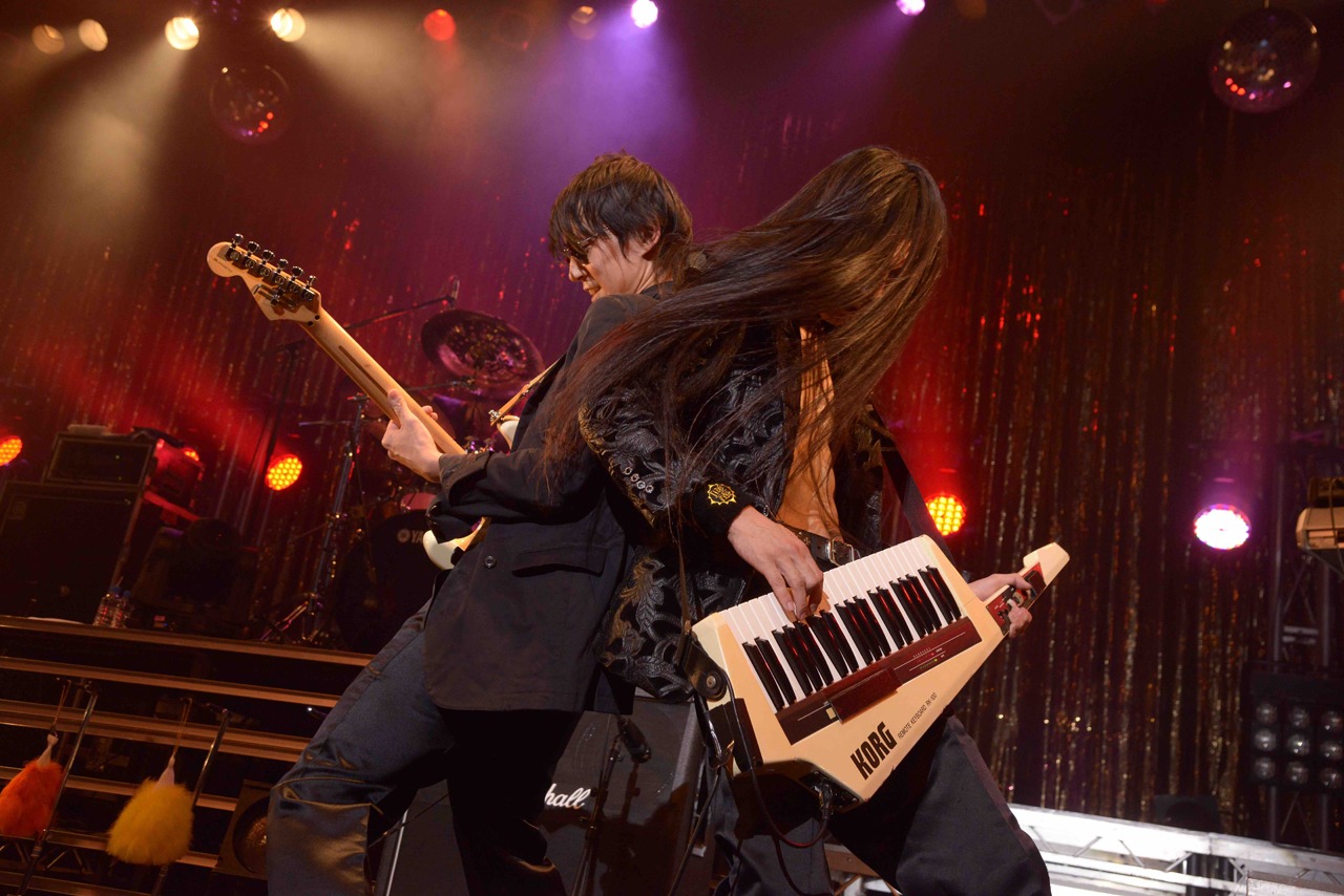 左からポリネシアン・キヨII世（G）、舐める派JAPAN（Key）。（撮影：野田雅之）