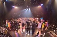 ベッド・イン「祝！“RICH”発射記念ツアー ～そこのけ そこのけ バブルが通る～」東京・赤坂BLITZ公演の様子。（撮影：野田雅之）