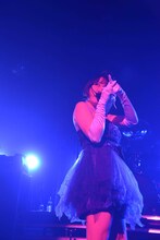 中尊寺まい（Vo, G）（撮影：野田雅之）